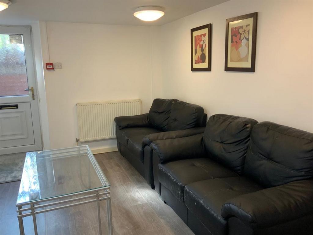 Bright, neatly presented living room with comfo...