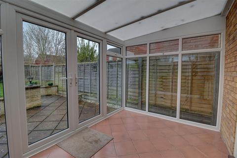 2 bedroom terraced house to rent, Larkspur Drive, Evesham