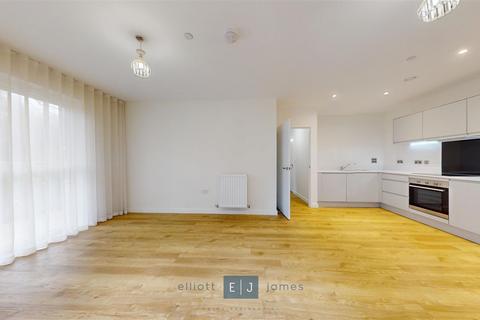 2 bedroom apartment to rent, Luctons Close, Loughton IG10