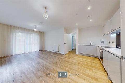 2 bedroom apartment to rent, Luctons Close, Loughton IG10