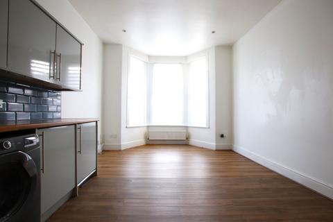 2 bedroom maisonette to rent, Limes Road, Croydon, CR0