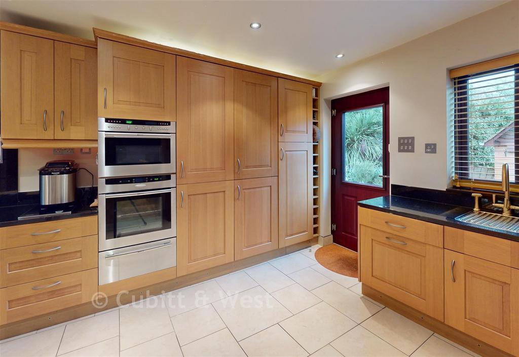 Kitchen/Breakfast Area