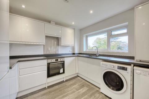2 bedroom flat to rent, The Avenue, Worcester Park, KT4 7HD