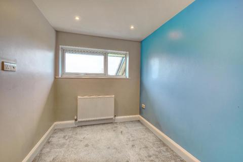 2 bedroom flat to rent, The Avenue, Worcester Park, KT4 7HD