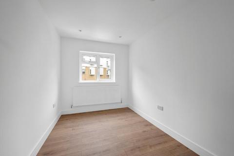 Studio to rent, Coombe Lane, Raynes Park, London, SW20 0LA