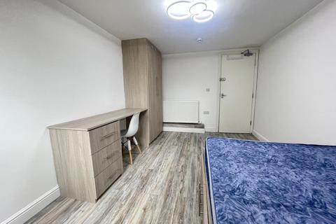 7 bedroom semi-detached house to rent, Moorfield Avenue, Manchester M20