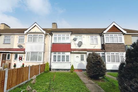 3 bedroom terraced house to rent, London Road, Grays, RM17