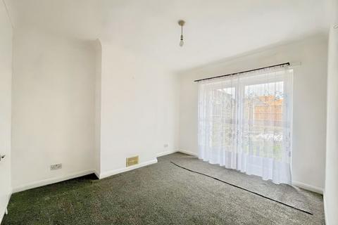 3 bedroom terraced house to rent, London Road, Grays, RM17