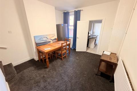 3 bedroom terraced house to rent, Grundy Street, Nottingham NG7