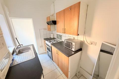 3 bedroom terraced house to rent, Grundy Street, Nottingham NG7