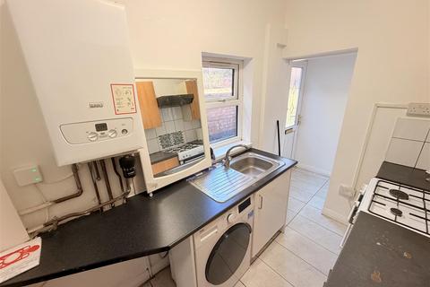 3 bedroom terraced house to rent, Grundy Street, Nottingham NG7