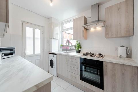 3 bedroom house to rent, Doveleys Road, Salford,