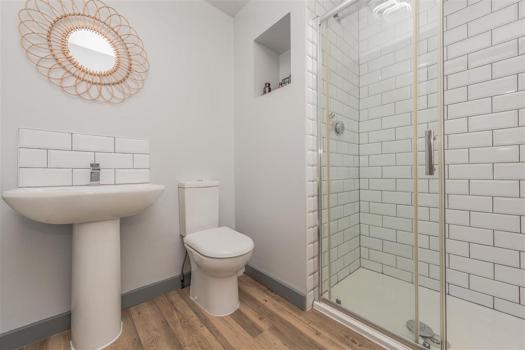 En-suite Shower Room / WC:
