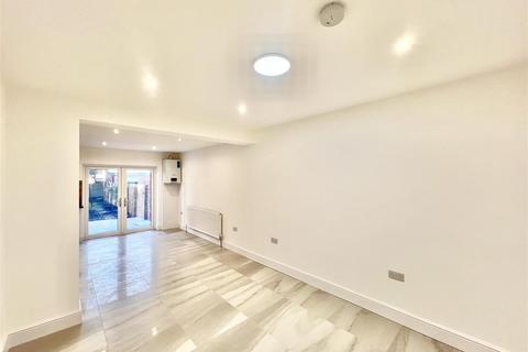5 bedroom semi-detached house to rent, Langley Crescent, Hayes UB3