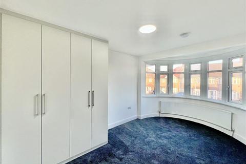 5 bedroom semi-detached house to rent, Langley Crescent, Hayes UB3