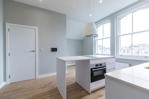 Flat to rent, Greencroft Gardens