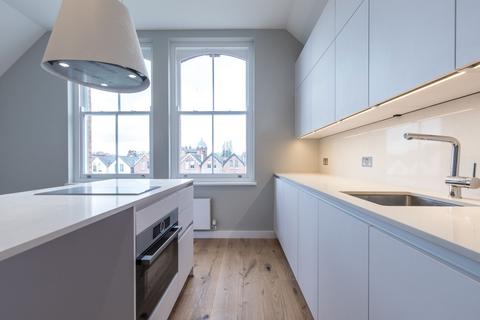 Flat to rent, Greencroft Gardens