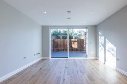 3 bedroom ground floor flat to rent, Viney Court 78 Kings Avenue