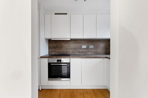 2 bedroom flat to rent, Lambert Court, Bushey Grove Road