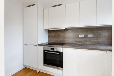 2 bedroom flat to rent, Lambert Court, Bushey Grove Road