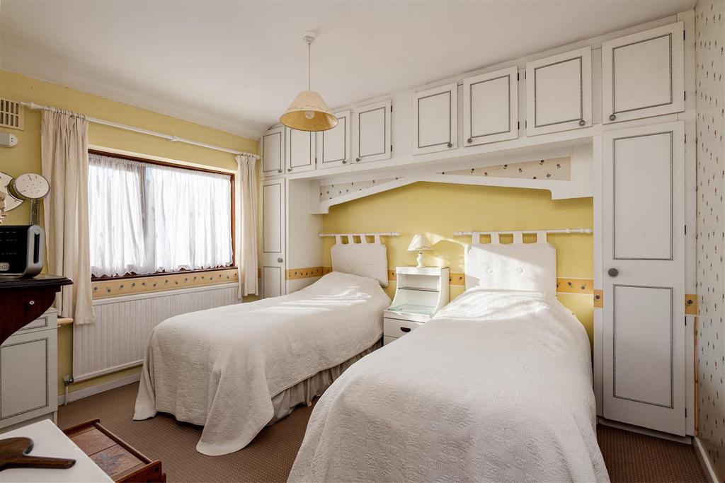 1 Horwood Close bedroom2b.jpg