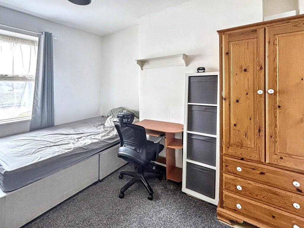 Bright single bedroom with a comfortable bed by...