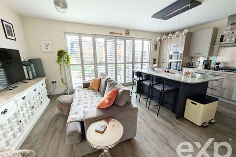 3 bedroom detached house for sale, Broadclough Way, Maidstone ME17
