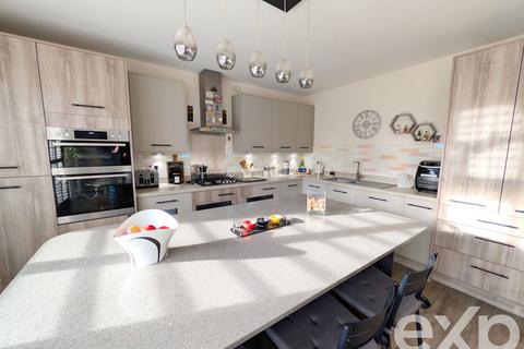 3 bedroom detached house for sale, Broadclough Way, Maidstone ME17