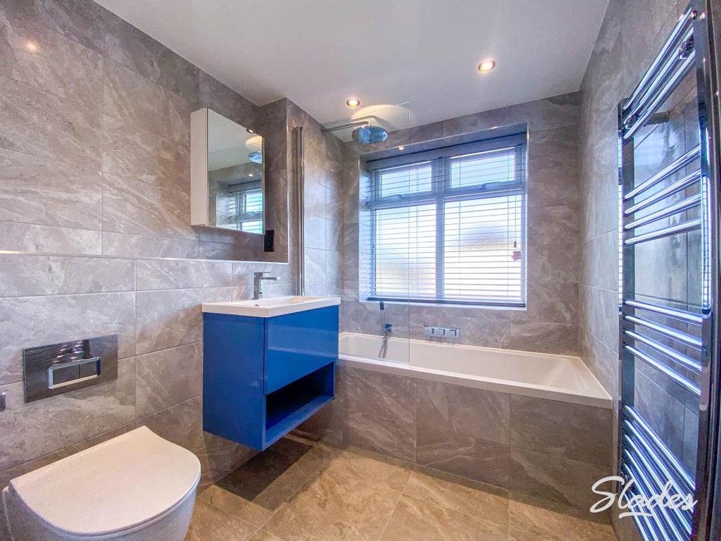 Flat 1 Bathroom