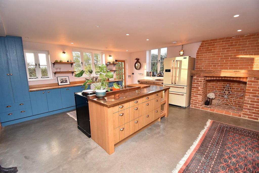 Kitchen2.JPG