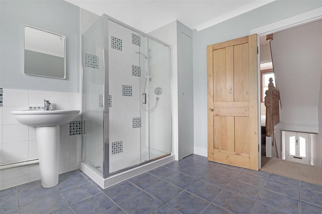 Main Bathroom 2.jpg