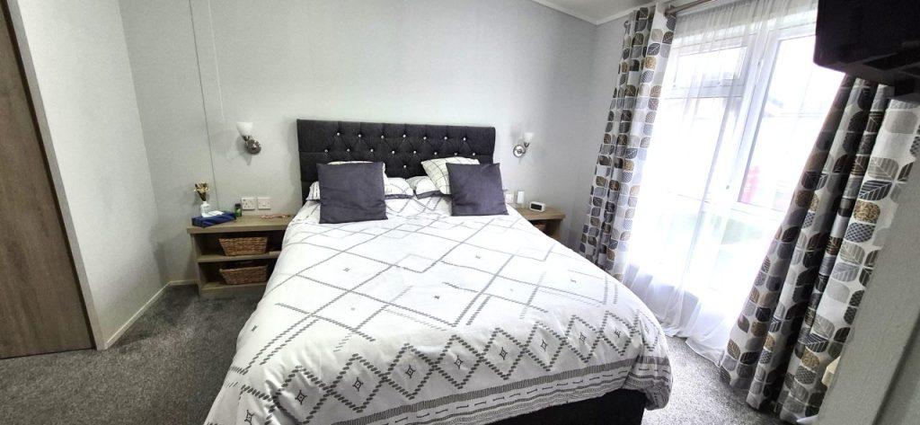 Lodge Bedroom 1 1of2 05947f64d7ddd8bf2c770eedb8175