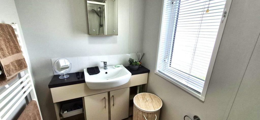 Lodge Ensuite 1of2 4b4caf63383eccbfe36c02536ac51cc