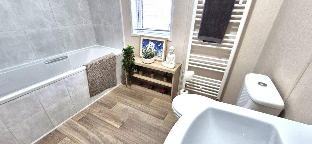 Lodge Bathroom 9d39854433c8a55c2300aa185c6d0a93