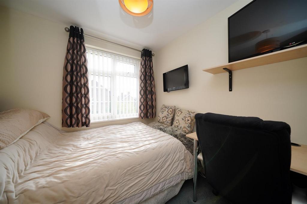 20-Moor-End-Close-bedroom d.jpg