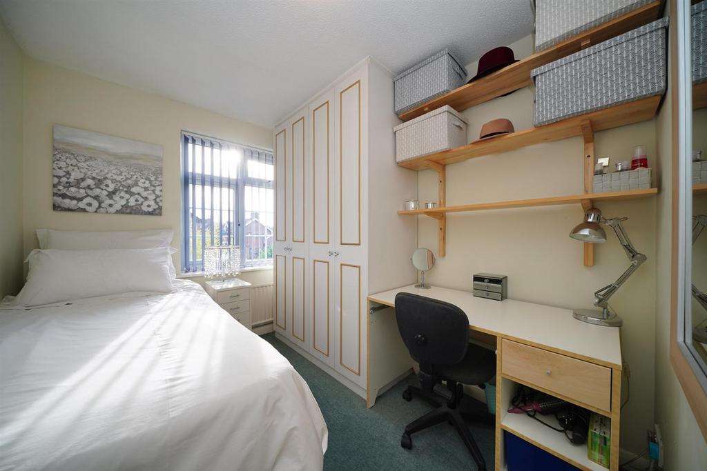 20-Moor-End-Close-bedroom c.jpg