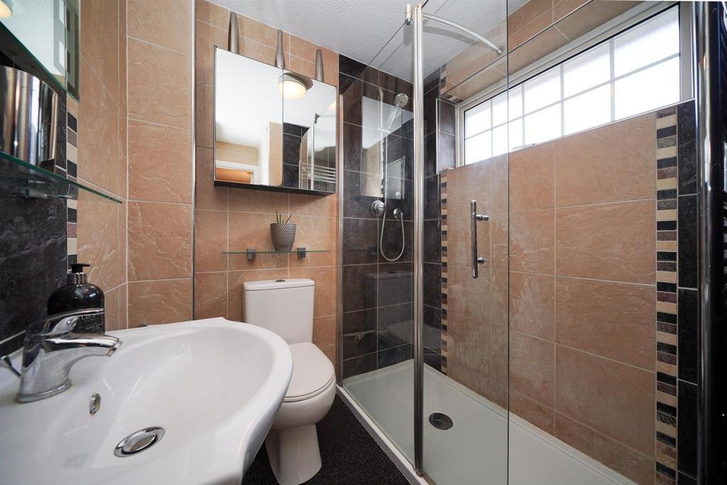 20-Moor-End-Close-fam bath.jpg