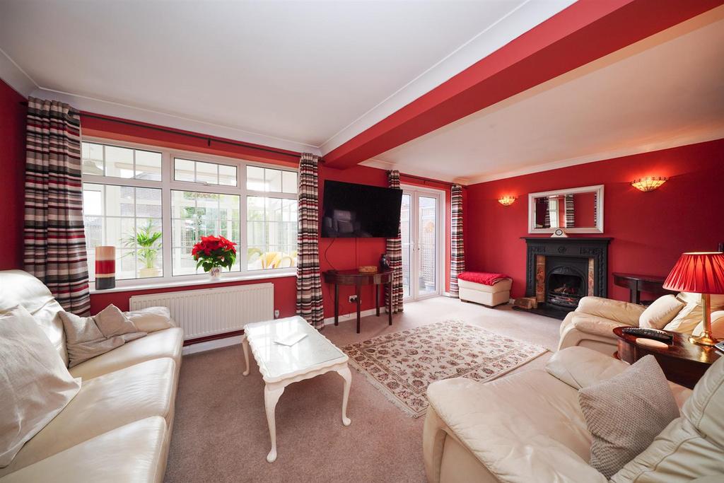 20-Moor-End-Close-living room.jpg