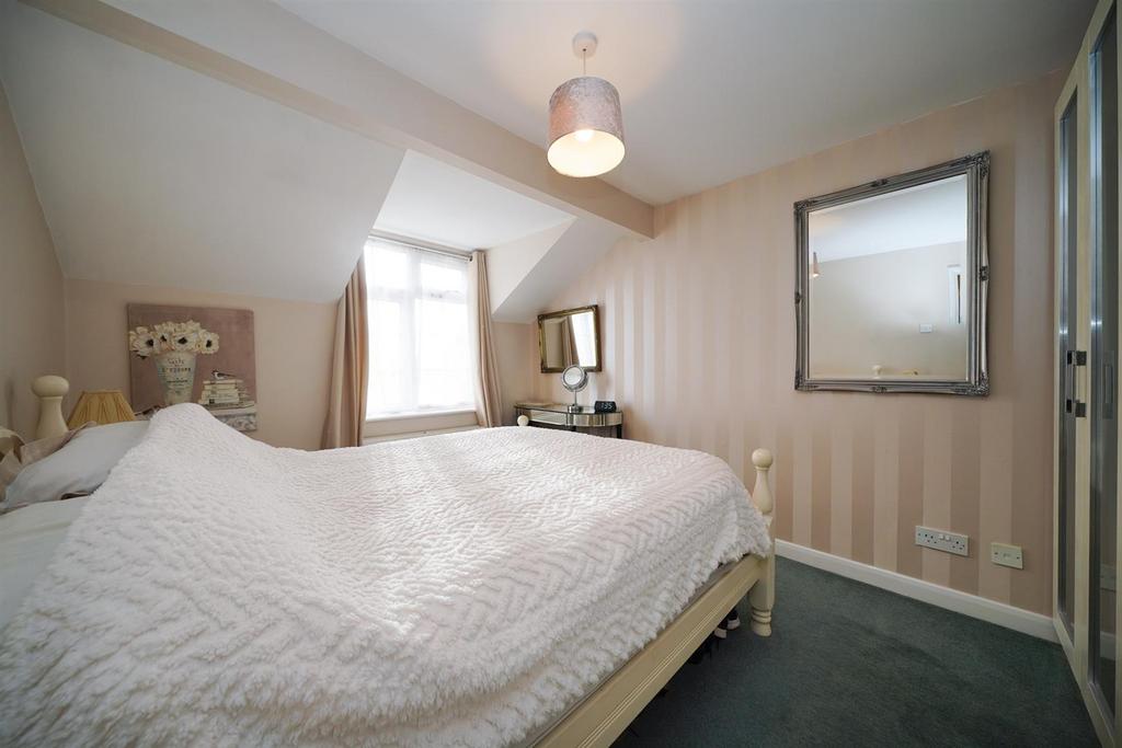 20-Moor-End-Close-bedroom.jpg