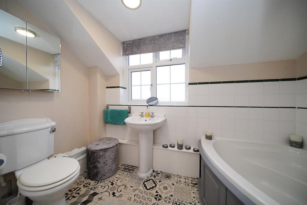 20-Moor-End-Close-bathroom.jpg