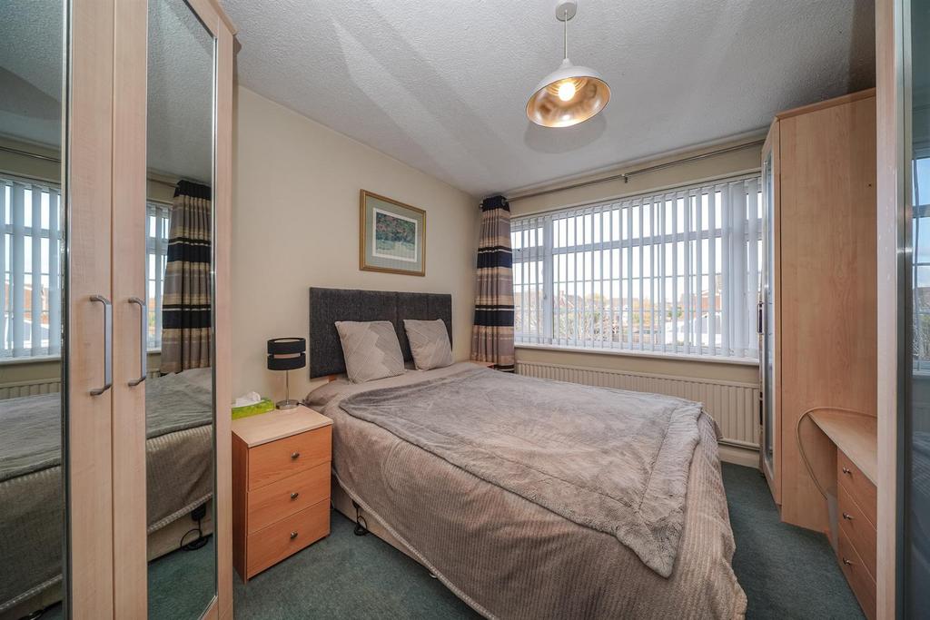 20-Moor-End-Close-bedroom b.jpg