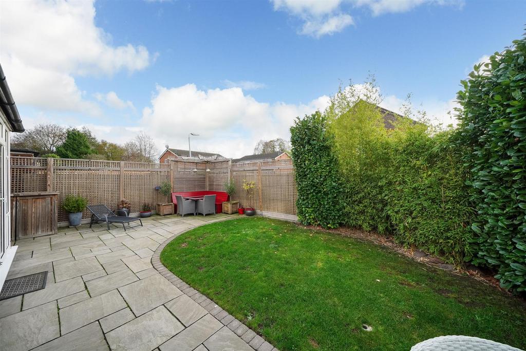 20-Moor-End-Close-garden c.jpg