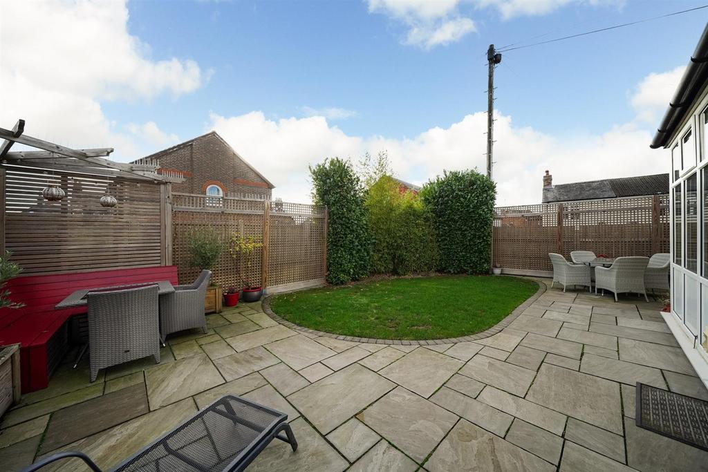 20-Moor-End-Close-garden .jpg