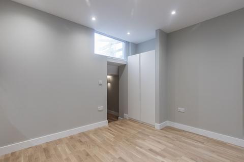 Studio to rent, Gerard Court