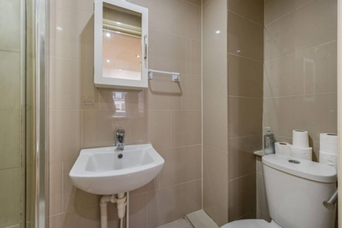 Studio to rent, London SW5