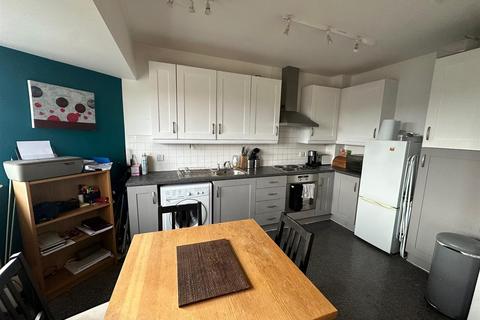 2 bedroom apartment to rent, Edith Court, Bedfont