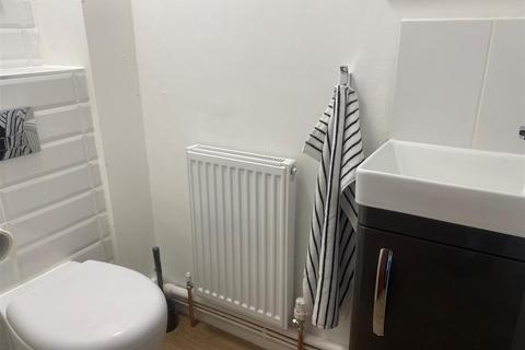 3 bedroom terraced house to rent, Burnside Gardens, Walsall