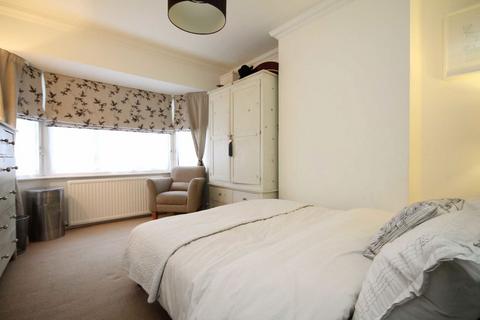 undefined, Hall Road, Isleworth TW7