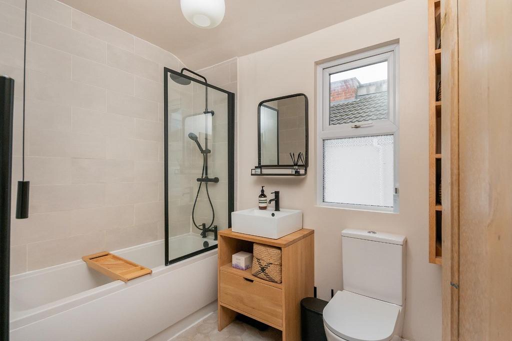 8 V8 ARD - Bathroom B.jpg