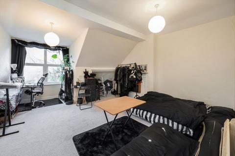 undefined, Kings Avenue, London N10